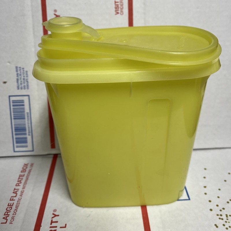 Vintage 1 Quart Tupperware Pitcher 792-9 Yellow With 793-16 Lid And 564-4 Cap