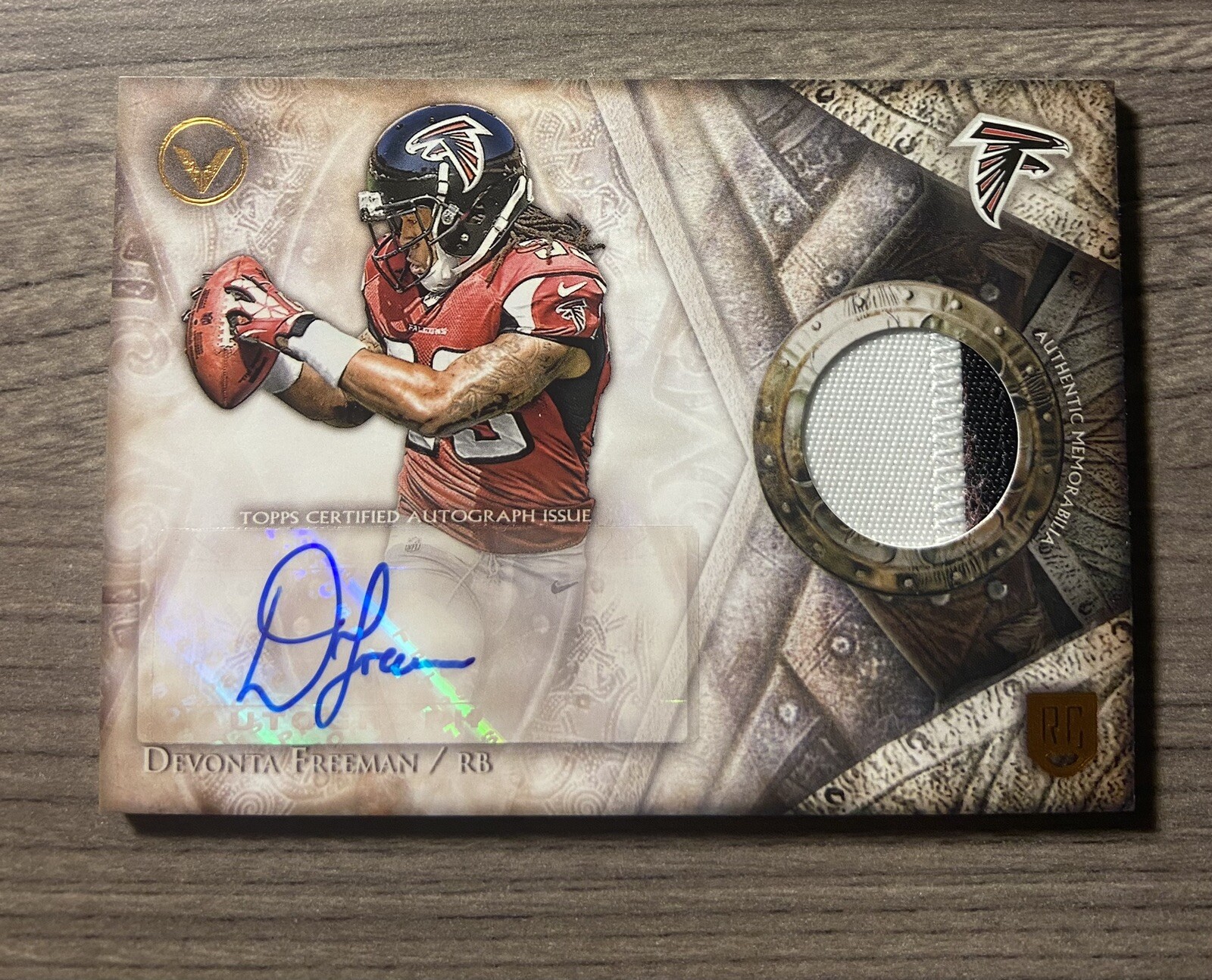 Devonta Freeman Topps Valor Shield of Honor Autograph Patch #SOHDF Base