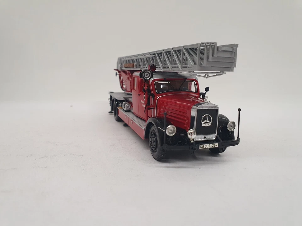 1/43 VERY RARE MERCEDES-BENZ LOD3750 DL26 FEUERWEHR BERLIN MINICHAMPS 439035370 - Image 4 of 4