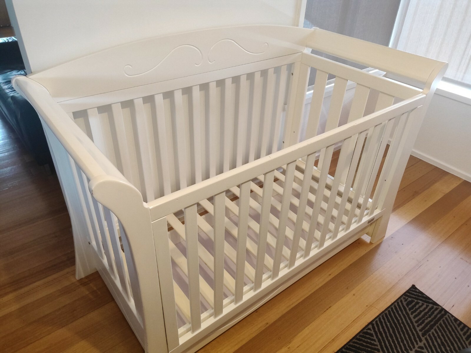 timber baby cot