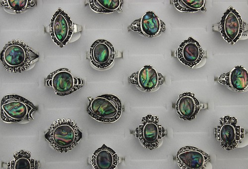 90 Stck. Großhandel Posten Damen Schmuck Charmante Muschel Schwarz Strass Ringe