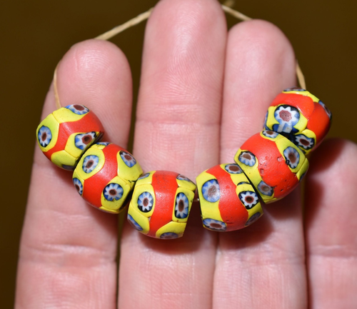 Antiche perle veneziane gialle millefiori con strisce centrali rosse, commercio africano - Foto 4 di 5