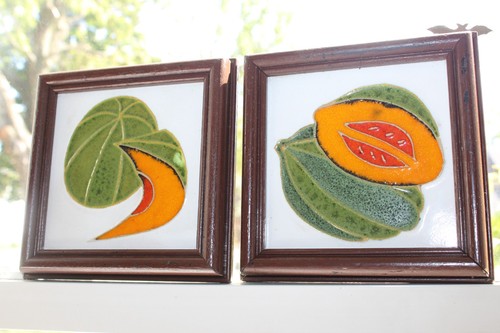 Set 2 piastrelle artistiche vintage metà secolo incorniciate ceramica con gemma smeraldo frutta melone - Foto 3 di 20