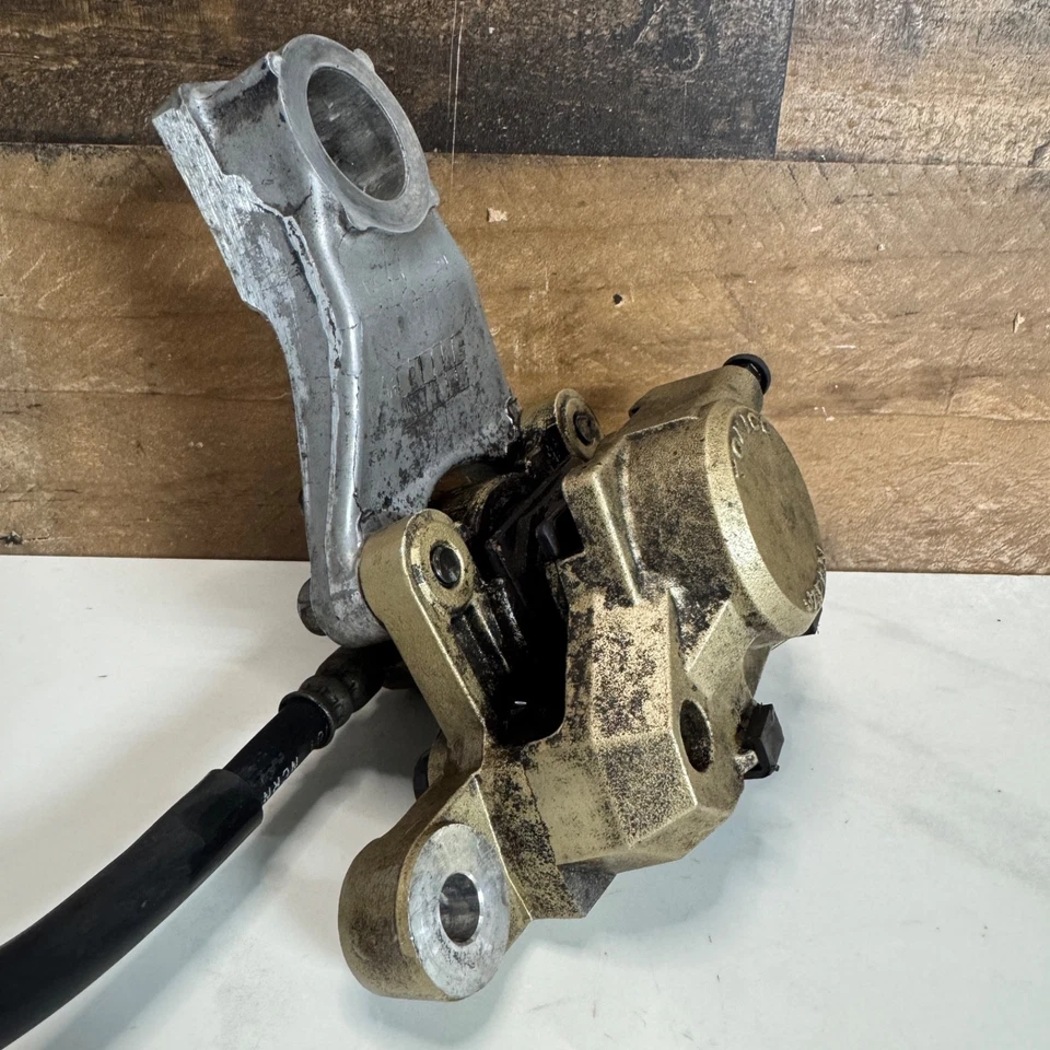 1999 - 2007 SUZUKI HAYABUSA ЗАДНИЙ ТОРМОЗ СУППОРТ ЗАДНИЕ КОЛОДКИ КРОНШТЕЙН TOKICO ЖЕЛТЫЙ - Изображение 4 из 4