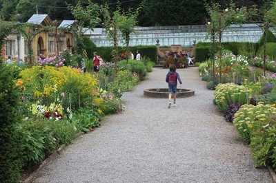 Foto 6x4 Jubiläumsgarten, Tyntesfield Ein Farbenrausch in einem formellen Garten c2017