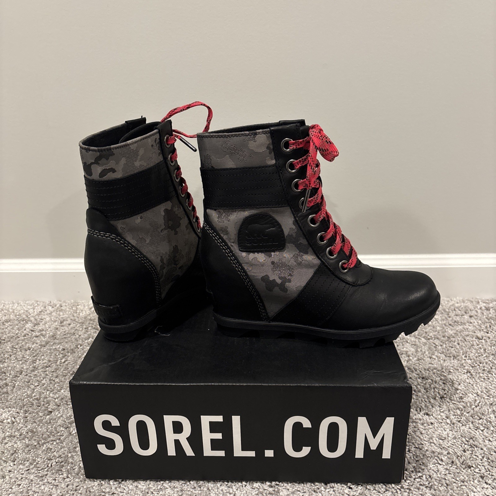 Sorel Lexi Wedge Camo Boots | Black/Gray/Pink | Women's Size 7.5