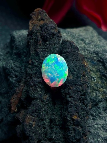 Raro opale di fuoco blu dall'Etiopia:- basso bianco superiore 8x10 mm opale etiope sfaccettato - Foto 2 di 5