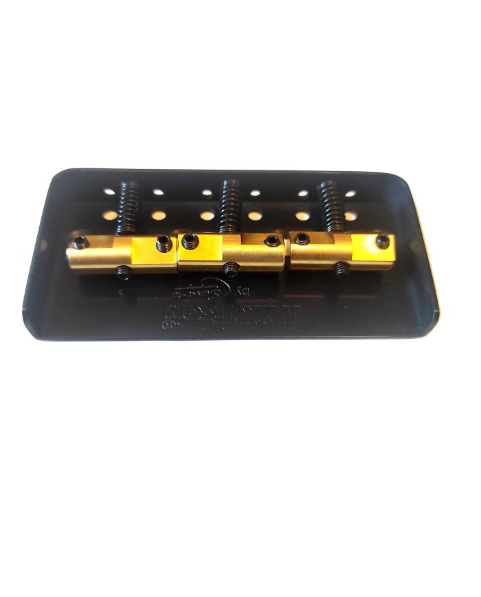 Pontets compensés en laiton sur ce cordier Wilkinson black de Telecaster