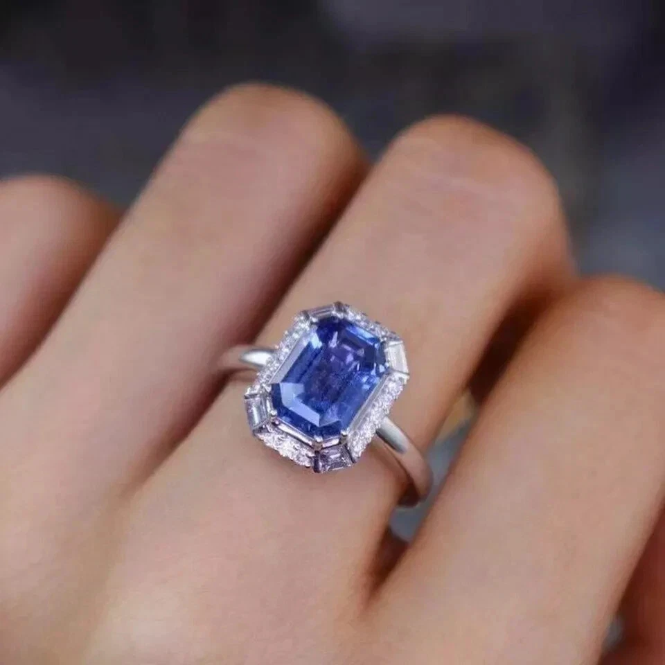 Alianza de oro blanco de 14 k con halo de tanzanita corte esmeralda de 2,25 quilates Foto 4 de 4