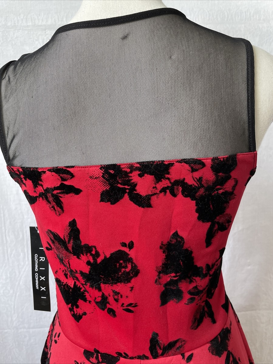 Robe Trixxi Taille S - Couleur Noir, Blanc Avec Touches De Rouge, Occasion Très Bon état