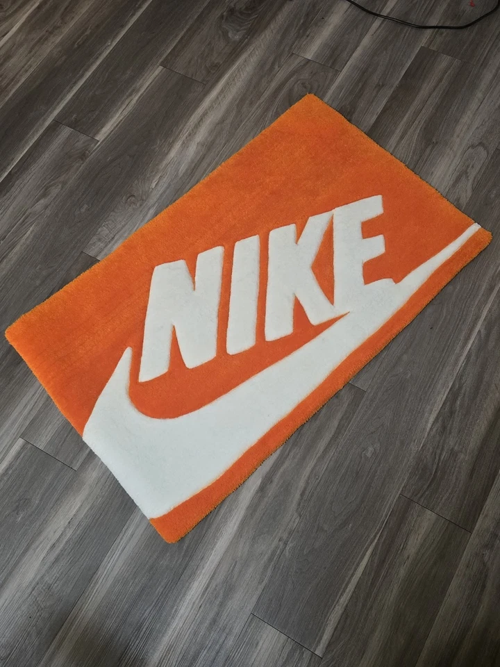 Alfombra Nike acolchada a mano personalizada con color naranja clásico y blanco nítido Foto 2 de 3