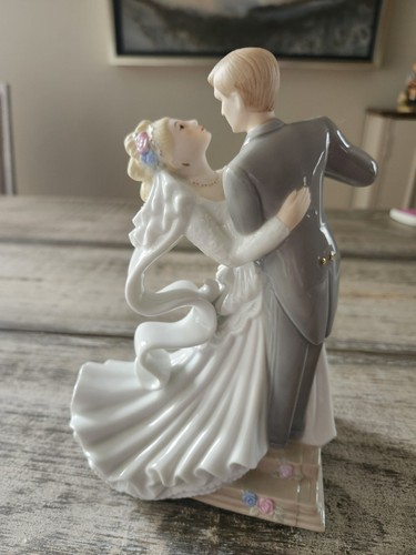 Vintage Bride and Groom Dancing Music Box- Wedding March - Pastel Colors - Picture 2 of 5