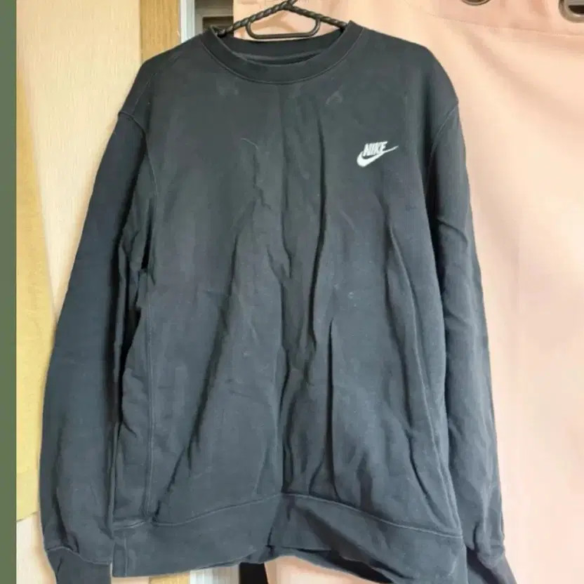 Nike Black Sweatshirt - Comfortable and Versatile, Pre-Owned