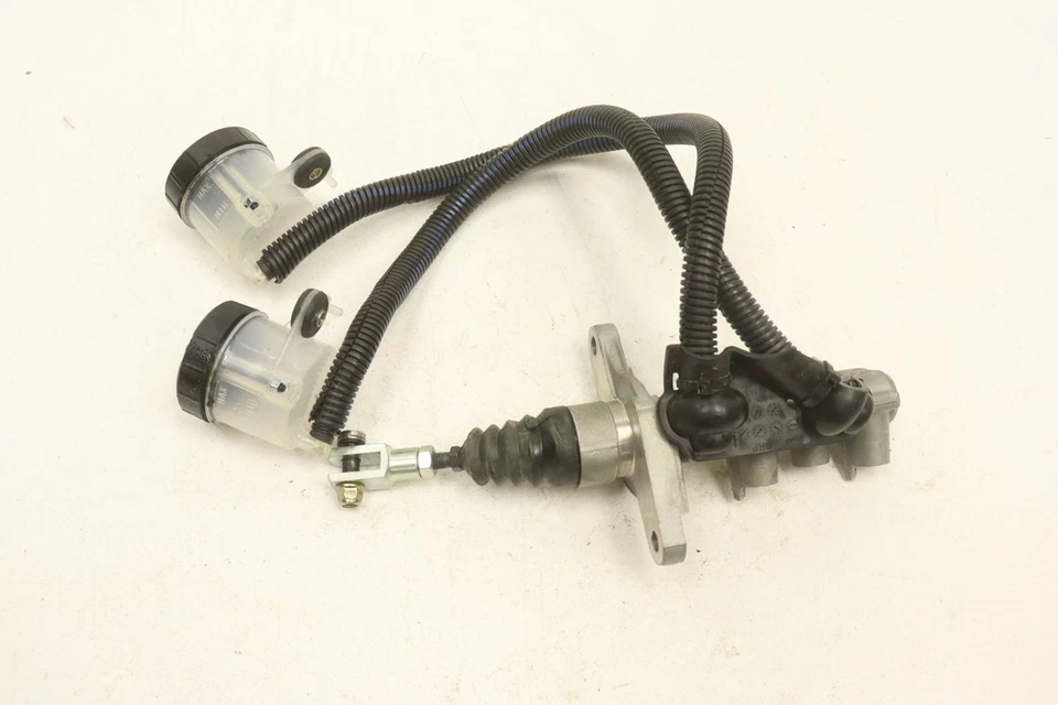 Cilindro maestro de freno Can-Am Maverick Turbo X3 DS 64 25 705602307 51568 Foto 2 de 3