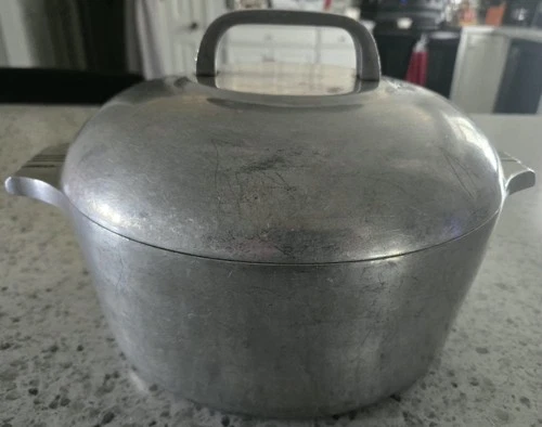 VINTAGE, WAGNER WARE SIDNEY "O"  MAGNALITE 4248-M , 5 QT, DUTCH OVEN WITH LID