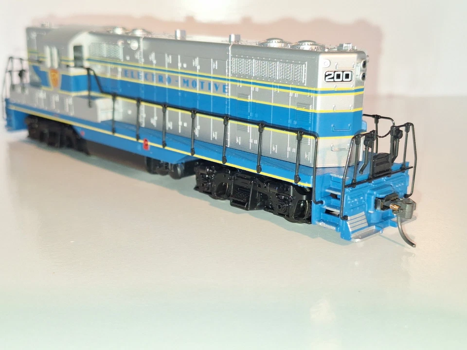 Atlas Classic 8409 DCC Fitted. EMD Demonstrator 200. Excell cond. HO scale.Boxed - Image 4 of 4