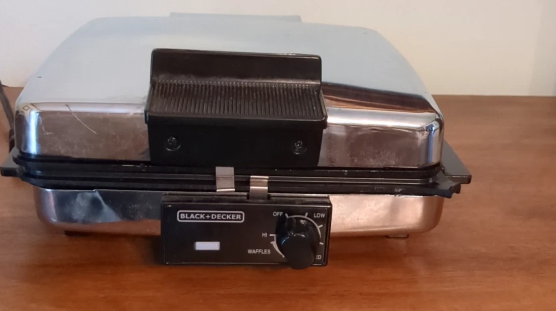 Black and Decker 3-in-1 Nonstick Electric Grill Waffle Maker G48TD Reversible