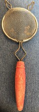 #005 - Vintage Sieb Sieb mit rotem Holzgriff