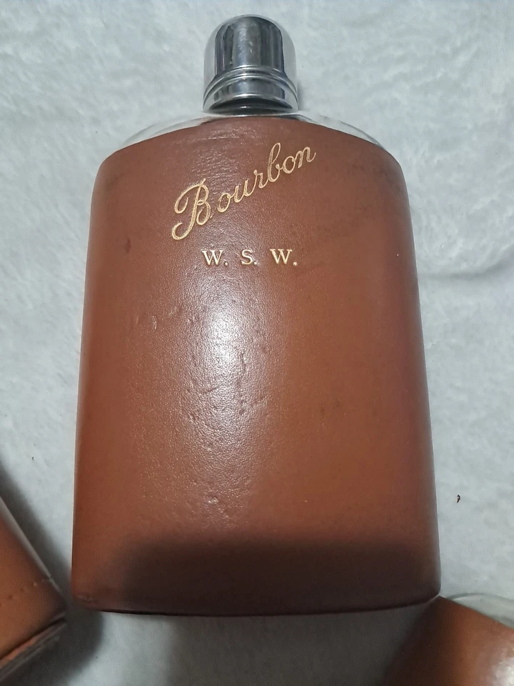 Vintage Travel 2-Piece Glass Liquor Flasks Set w/ Leather Case.      See Pics  - Image 2 of 4