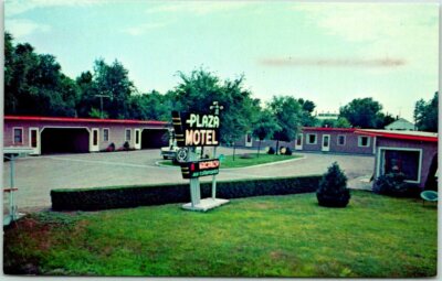 North Platte, Nebraska Postcard PLAZA MOTEL Highway 30 Roadside c1950s