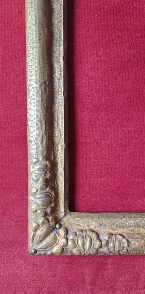 Cadre Art Nouveau . Atelier A.E. Chanal – métal repoussé doré – vers 1905. rare - Photo 3/4