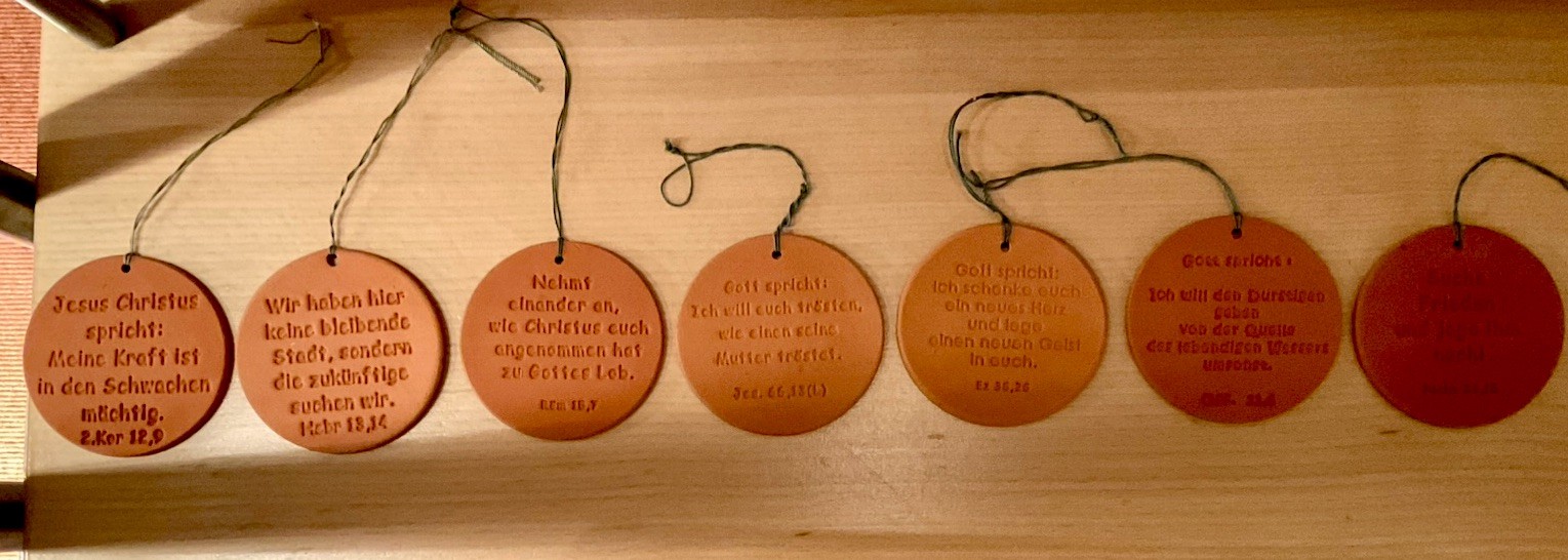 Jahreslosungen 2012 bis 2019 (2014 fehlt) Anhänger aus Ton Werkstatt Bethel