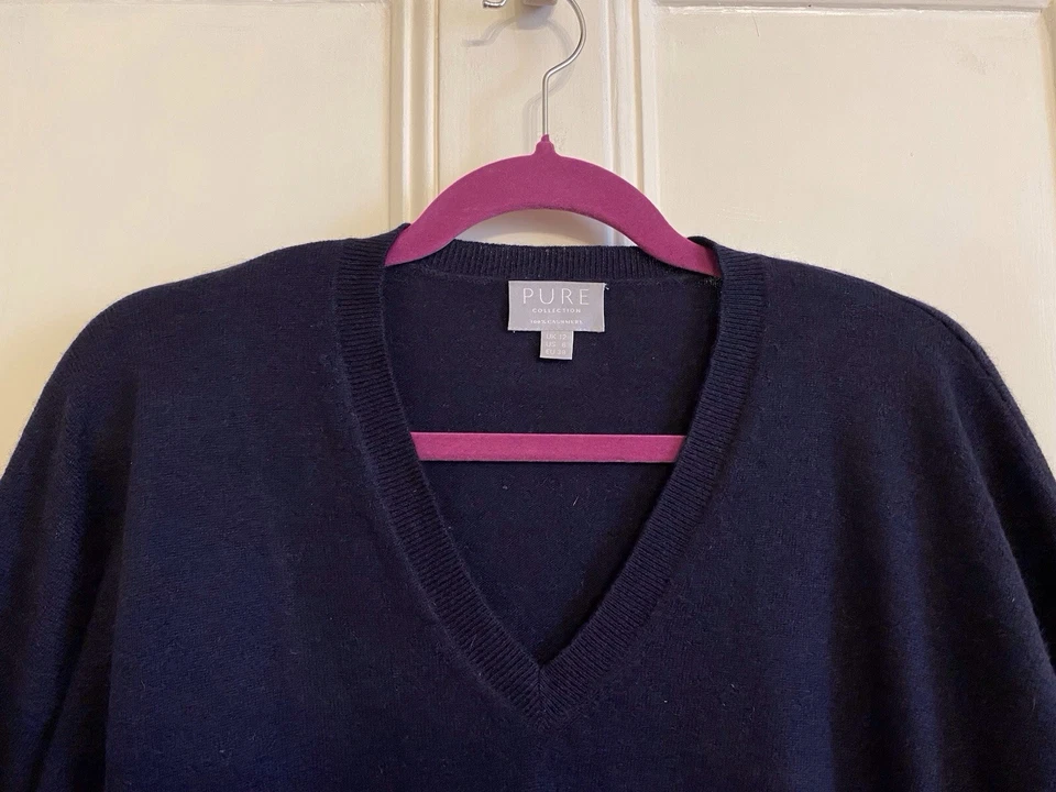 PURE Jumper, Size 12. Classic V-necked Knit In Navy Blue 100% Cashmere. - Image 2 of 4