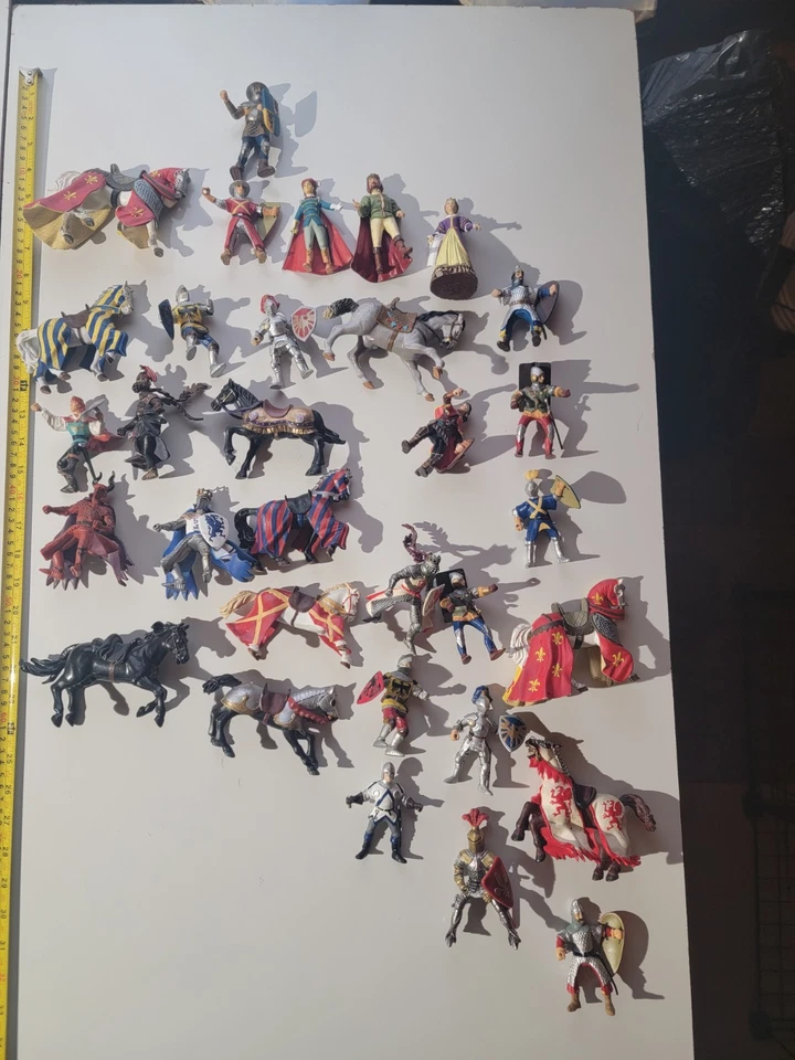 Lote de 60 figuras medivales *rasguños menores y accesorios faltantes* Foto 2 de 4