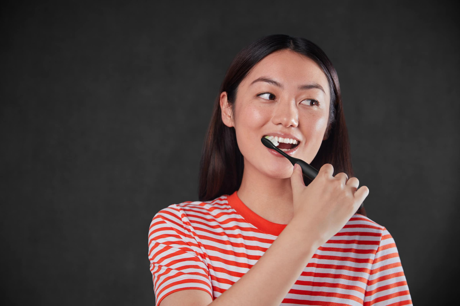 Перезаряжаемая зубная щетка Philips One by Sonicare - Черный оттенок