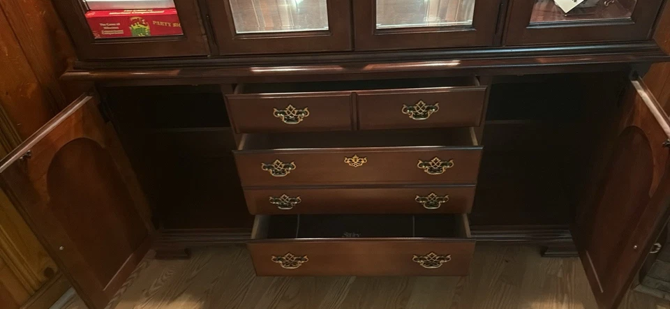 Vitrina Stanley Furniture Modelo 2120 Vidrio Iluminado y Madera con Estantes Foto 4 de 4