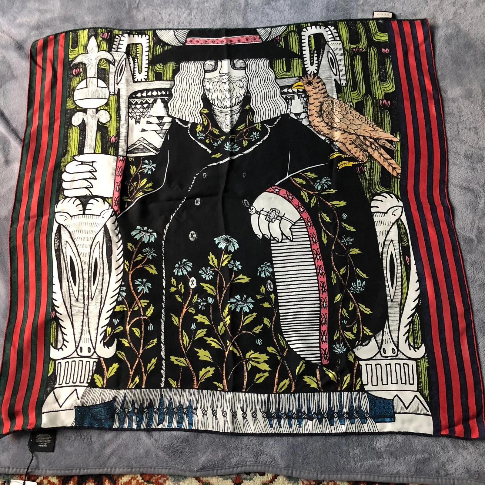 GUCCI « LE TAROT EMPEREUR » par ALESSANDRO POWER FOULARD » 100 % Soie Carré 90 X90 