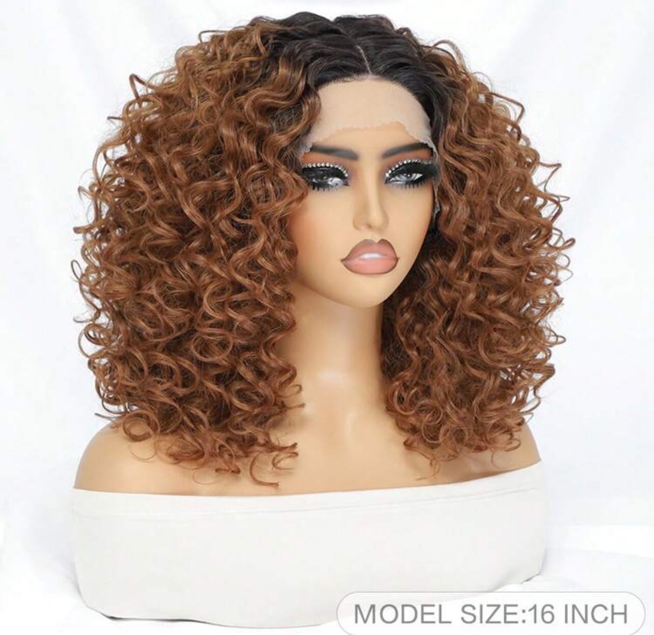 Perruque synthétique courte brune marron clair femme bouclé dentelle - 4