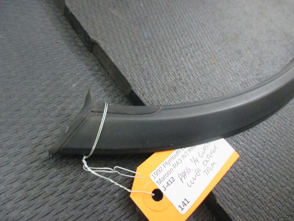 Plymouth 1992 láser lado pasajero cuarto trasero vidrio revelación inferior moldura Foto 2 de 4