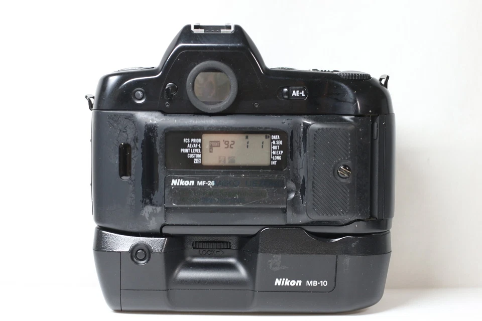 Cámara Nikon F90 MF-26 MB-10 Fi + AF Nikkor 35-70 mm F/3,3-4,5 + Flash SB-22 Foto 3 de 4