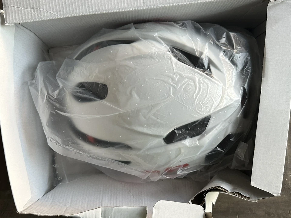 UVEX Race 9 Cycle/Bike Helmet Size 53 - 57cm White- Red Matt/ Shiny -Damaged Box - Image 2 of 4