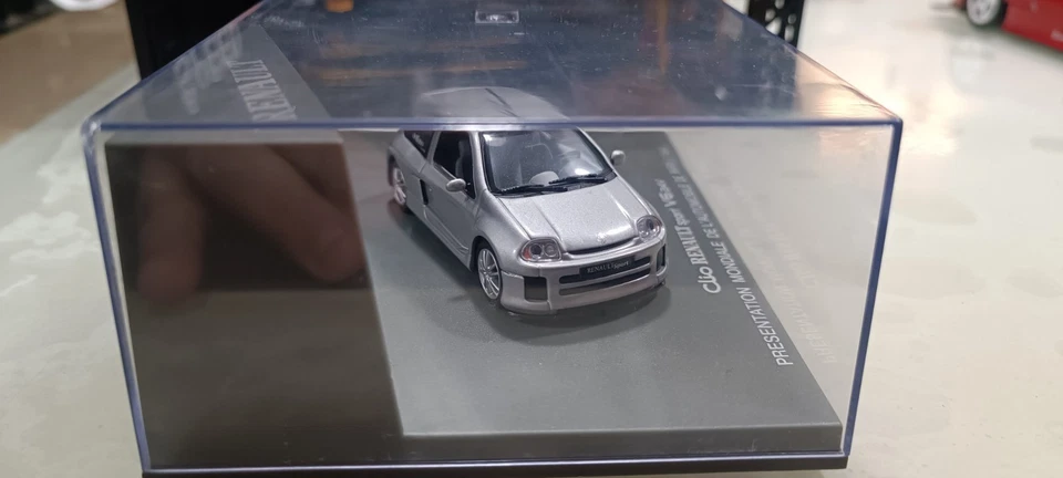 Universal Hobbies Sport Renault Clio V6 24V 1998 Paris in Grey on 1:43 in Box - Immagine 4 di 4