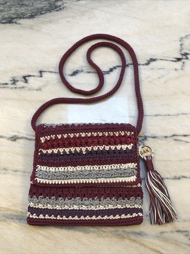 THE SAK Häkelstreifen Umhängetasche kleine Tasche Burgunderfarben weiß grau