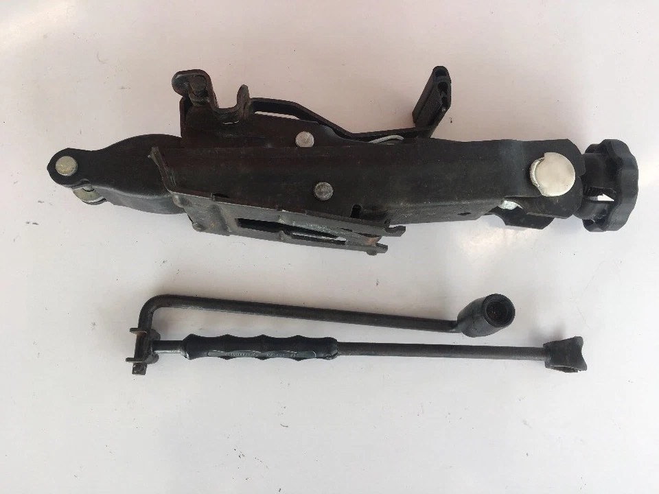 Volkswagen Beetle 1998-2001 gato elevador y manivela trasera interior 1C0011031 OEM Foto 2 de 4