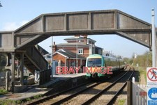 PHOTO  HASTINGS TRAIN AT RYE RAILWAY STATION THE CROSS OVER RAILWAY STATION ON T