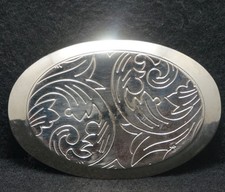 XC25138 VINTAGE 1970s  FLORAL ARTWORK  UNISEX FASHION SILVERTONE BELT BUCKLE