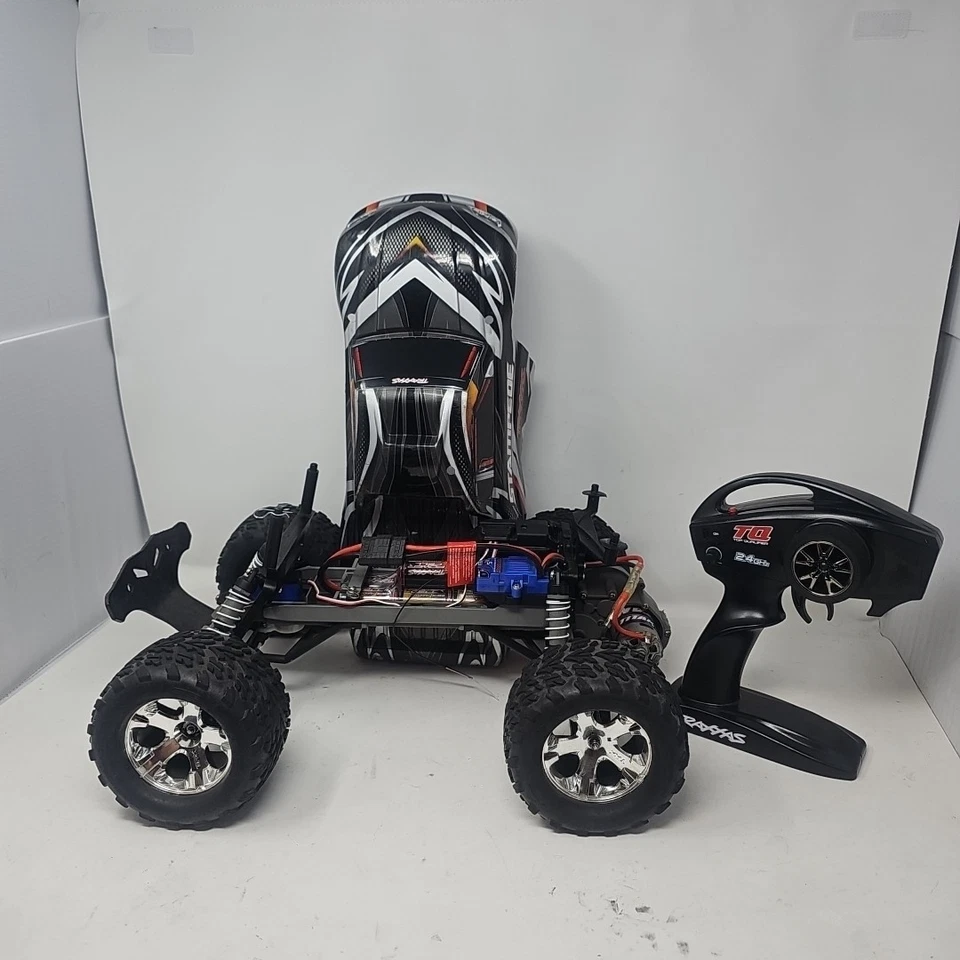 Camión de radiocontrol Traxxas Stampede XL-5 2x2 Titan 12T 550 motor con control remoto Foto 2 de 4