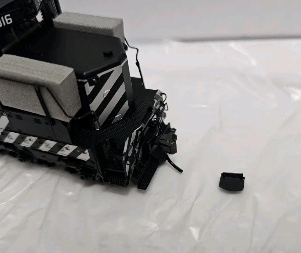 2009 Atlas Silver Series 7944 HO SD24 Santa Fe Zebra Stripe #916 DCC Ready - Изображение 4 из 4