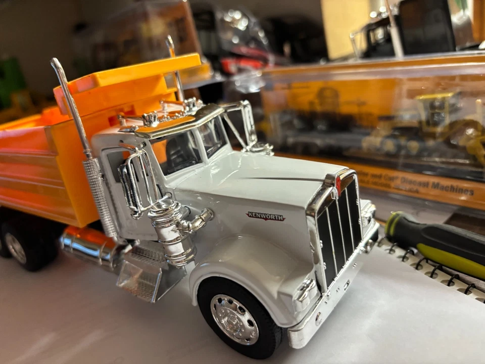 1/32 NEW RAY  NEW ORANGE &WHITE KENWORTH W 900 DUMP TRUCK, NO PACKAGING # B 562 - Image 2 of 4