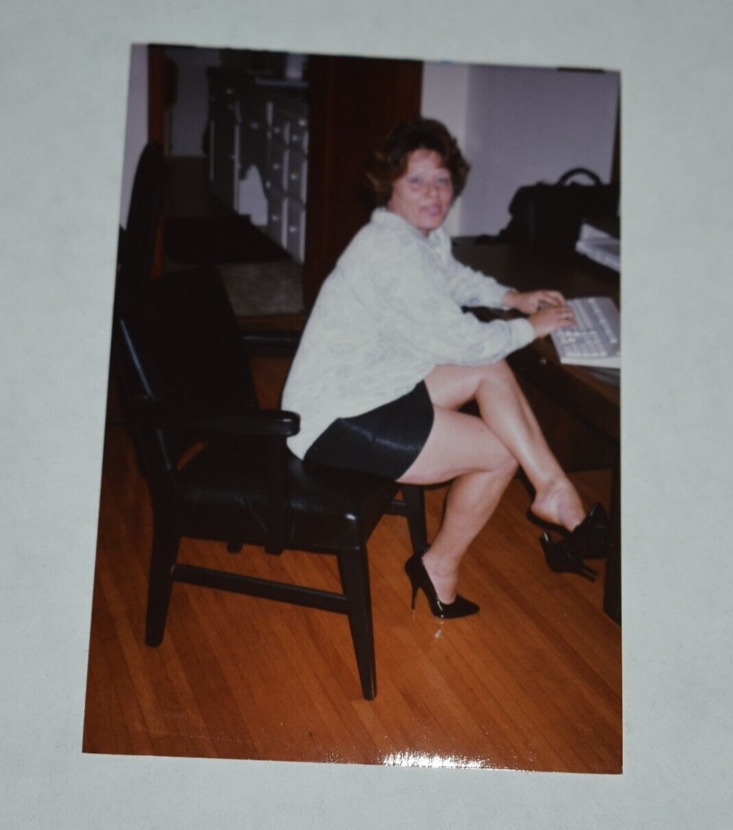candid mature woman in short skirt heels curvy legs VINTAGE PHOTOGRAPH Aj4  | eBay
