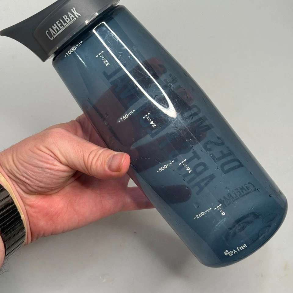 Camelback 32 oz. Botella de agua sin BPA DSM Arts con tapa de tornillo de boca ancha de 1000 ml Foto 3 de 4