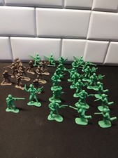 GREENBRIER INTERNATIONAL 1.5" GRAY AND GREEN ARMY MEN PVC LOT OF 32