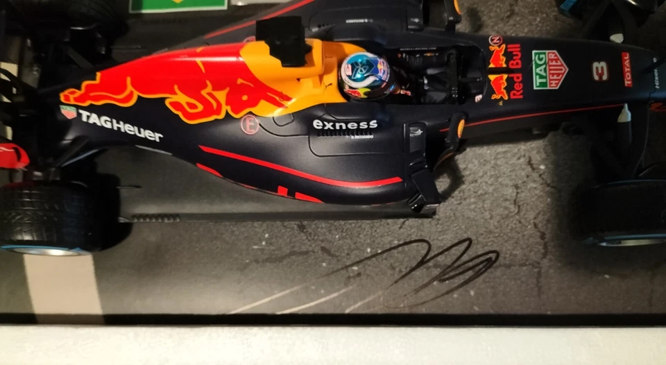 DANIEL RICCIARDO SIGNED LIMITED EDITION BRAZIL RB12 RED BULL MINICHAMPS 1:18 - Image 2 of 4