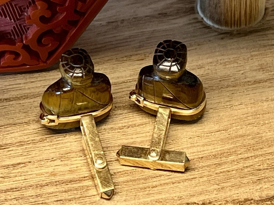 Gemelos Buda marrón con soportes de oro de 14K. Buda pulido tallado marrón. Foto 2 de 4