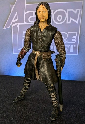 ARAGORN 2003 Lord of the Rings: The Two Towers - Helm's Deep Action Figure LOTR - Picture 2 of 7