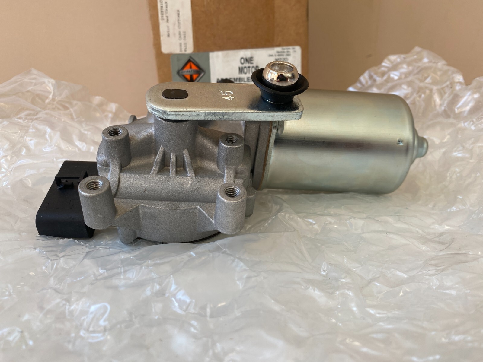 2589741C91 INTERNATIONAL WINDSHIELD WIPER MOTOR AND CRANK ASSEMBLY  